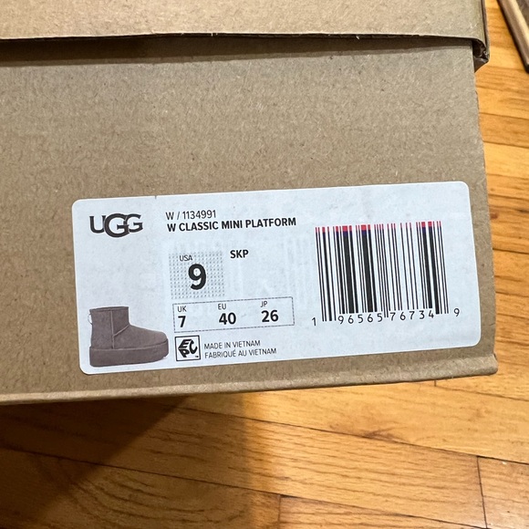 Ugg Mini Platform Boot - Picture 11 of 15